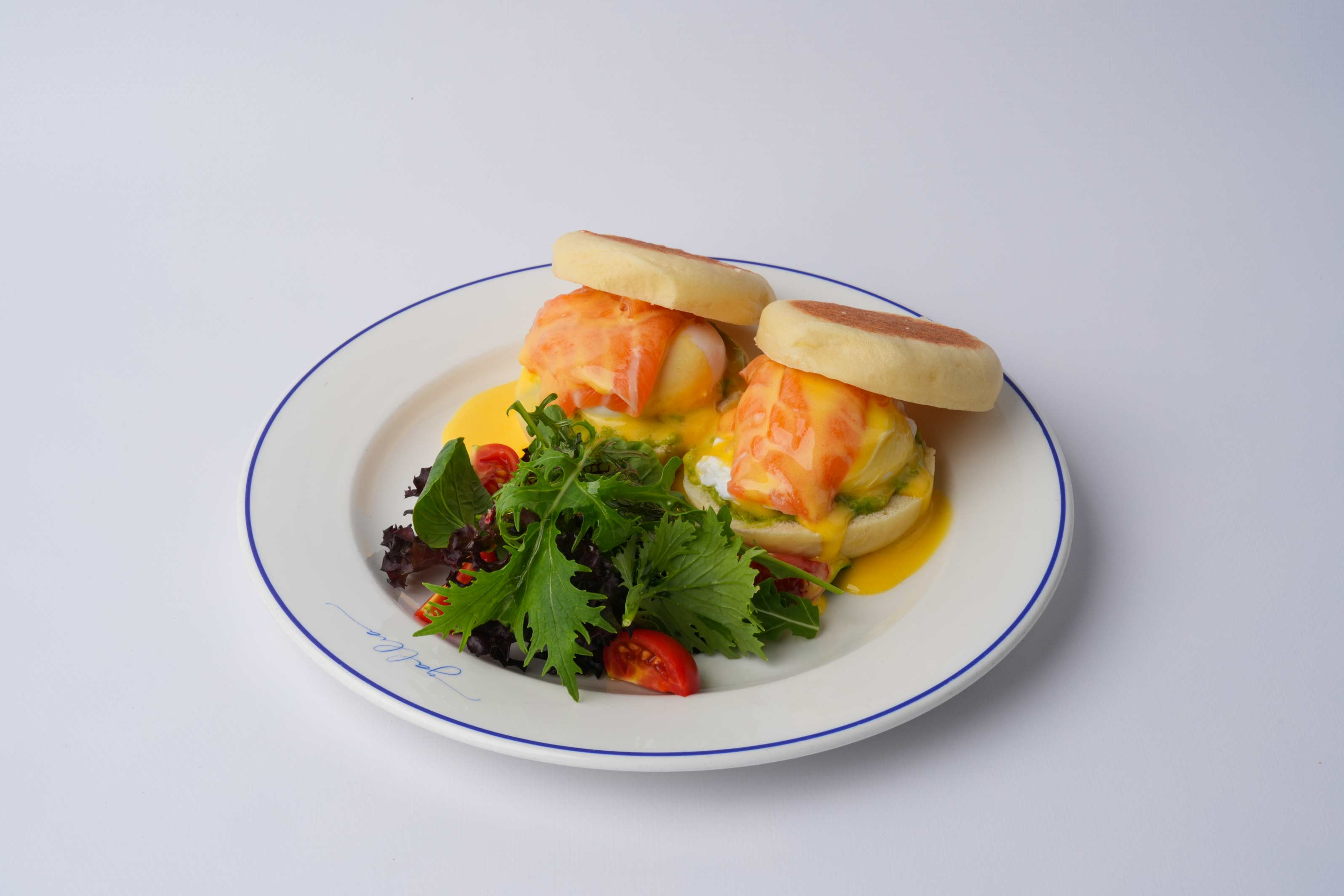 Eggs-benedict-with-salmon-